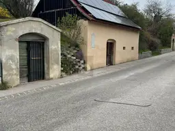 EINZIGARTIGES WEINGUT MIT ALTER WEINPRESSE UND GROßEM ENTWICKLUNGSPOTENZIAL