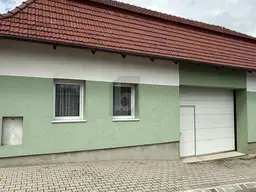 RENOVIERT MIT 2 WOHNEINHEITEN NEBENGEBÄUDE UND GROSSEM STADL