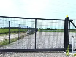LKW-TAUGLICH - EINGEZÄUNT - MIT ELEKTRISCHEM TOR