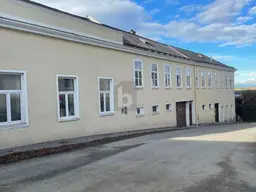 GERWERBEFLÄCHE MIT WOHNBEREICH