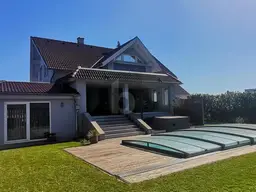  MODERNE ELEGANZ - GROSSZÜGIGER FAMILIENHIT MIT POOL UND POOLHAUS