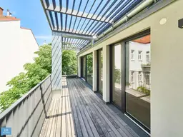 Zeitlose Ästhetik in urbaner Ruheoase - Edle Dachwohnung mit viel Freifläche