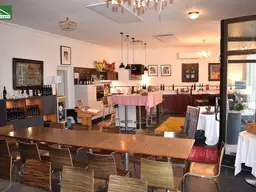 Gepflegtes Geschäftslokal in 7051 Großhöflein: ca. 140 m² NFL, unterkellert, großer Verkaufsraum, Büro, Garage, Parkplatz &amp; mehr!