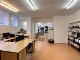 188m² Fläche (74m² Büro &amp; 114m² Lager) mit eigener Einfahrt im Hinterhof. In bester Lage zwischen Wien &amp; Bruck/Leitha.