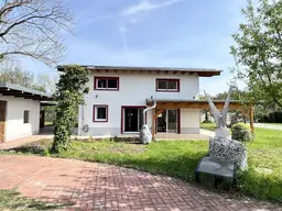 Low-energy house, very sacious with an additional office/practice or apartment of 70 m². Completely renovated in 2023.