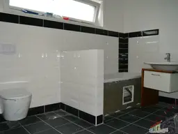 Sehr schönes und großes Einfamilienhaus! Eigener Pool, jedes Schlafzimmer mit begehbaren Kleiderschrank. Nur 40 Minuten von Wien