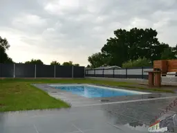 Sehr schönes und großes Einfamilienhaus! Eigener Pool, jedes Schlafzimmer mit begehbaren Kleiderschrank. Nur 40 Minuten von Wien