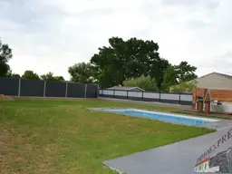 Sehr schönes und großes Einfamilienhaus! Eigener Pool, jedes Schlafzimmer mit begehbaren Kleiderschrank. Nur 40 Minuten von Wien