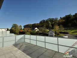 Hochwertige Neubau-Dachgeschoß-Wohnung mit großer Terrasse und toller Aussicht ins Grüne