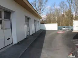 Gut gelegene 2 Parkplätze mit 1 x wöchentlicher Hallenbenützung beim Flughafen Wien