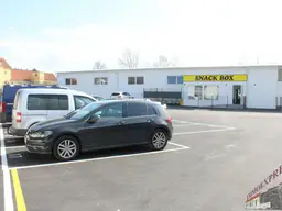 Gut gelegene Parkplätze mit 1 x wöchentlicher Hallenbenützung beim Flughafen Wien