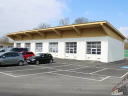 Gut gelegene 30 Parkplätze mit 1 x wöchentlicher Hallenbenützung beim Flughafen Wien