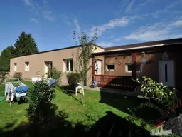 Renoviertes Wohnhaus- und moderner Neubau (noch unvollendet) für zwei Familien