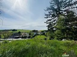 Nur 22 Kilometer von Wien! LANDLEBEN mit Aussicht! Baugrund mit Altbestand, Erdkeller und Garage