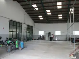 Sehr gut gelegen Halle mit 200 m² in Schwadorf für Hebebühnen geeignet mit 4 Meter hohen Einfahrtstor auch für LKW geeignet ca. 12 Autominuten von Wien entfernt