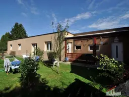 Renoviertes Wohnhaus- und moderner Neubau (noch nicht fertiggestellt) für zwei Familien