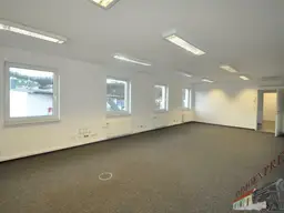 Klimatisiertes Büro mit bester Ausstattung in frequentierter Lage in der Nähe des EKZ-Traisenpark!