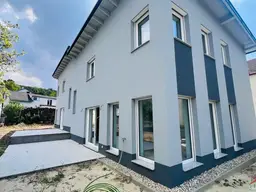 ERSTBEZUG! Familientraum in Ruhelage mit Eigengarten, PKW-Stellplatz und Terrasse!