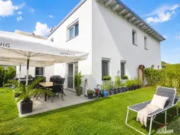 Moderne Neubau-Doppelhaushälfte mit sonniger Terrasse und gepflegtem Garten nähe Traismauer