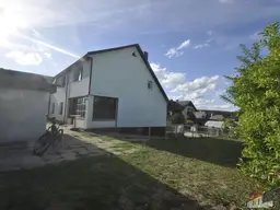 Geräumiges Einfamilienhaus mit sehr großem Garten, Werkstätte und 2 Garagen