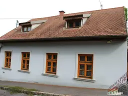 Einfamilienhaus mit Nebengebäuden und Weinkeller