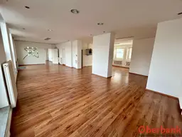 TOP-Lage: Büro-/Geschäftsfläche mit Parkmöglichkeiten vor der Tür und unmittelbarer Bahnanbindung