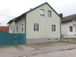 3 Häuser mit insgesamt 5 Wohnungen