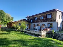 Idyllisches Landhaus mit Stallungen und eigenem Bachlauf