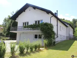 Großpetersdorf: Neuwertiges Zweifamilienhaus in Aussichtslage