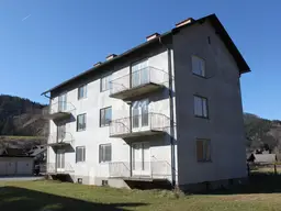 6-Familien Wohnhaus mit Garagen in wunderschöner Naturlage