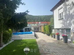 "Ein-/Zweifamilienhaus, neu renoviert, mit 2 Wohnungen (je 120m²) und Pool!"