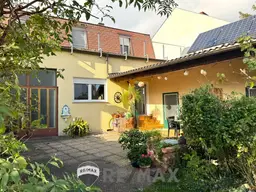"3 Wohneinheiten mitten im Ort (momentan leerstehend)"