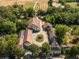 "Großzügiges Grundstück mit Pferdehof und sanierungsbedürftigem Haus – nur Minuten von Wien entfernt"