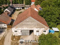 "Großzügiges Grundstück mit Pferdehof und sanierungsbedürftigem Haus – nur Minuten von Wien entfernt"
