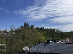 "Solides Haus mit herrlichem Grundstück mit Blick auf die Burg"