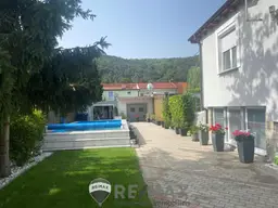 "Ein-/Zweifamilienhaus, neu renoviert, mit 2 Wohnungen (je 120m²) und Pool!"