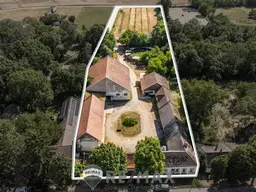 "Großzügiges Grundstück mit Pferdehof und sanierungsbedürftigem Haus – nur Minuten von Wien entfernt"