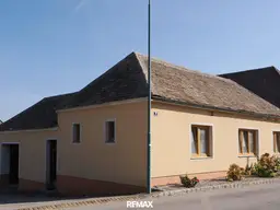 "Bauernhäuschen mit Innenhof und große Lagerhalle"