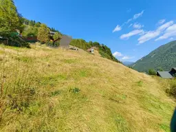 Großes Grundstück für Bauträger oder Privatpersonen mit Blick auf Berge und in die Ferne.