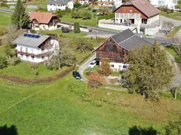Sonnenplateau Köstenberg - Wohnhaus mit Stallgebäude und Wiesen