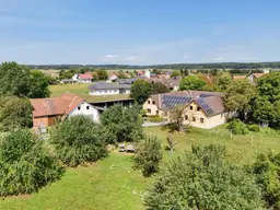 Großer Vierseithof mit Nebengebäude in schöner Stadtrandlage auf rund 6.250 m² Grund