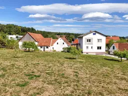 Walkersdorf bei Ottendorf: Wohnhaus mit traditionellem Vierseithof als Nebengebäude auf großzügigem Grundstück