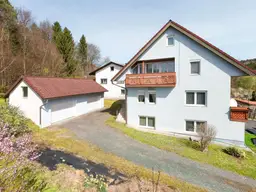 Jennersdorfer Stadtrand: Schöner Hausanteil mit 600 m² Garten und großer Garage