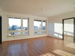 Lichtdurchflutete 3-Zimmer-Wohnung im 5. Liftstock mit Blick auf den Schlossberg