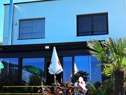 Ankommen um zu bleiben - Modernes Architektenhaus am türkisblauen Dürrsee; Mietgrund