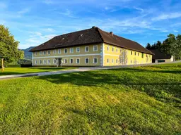 Land &amp; Gut: Historischer Vierkanthof in Allein- &amp; Aussichtslage