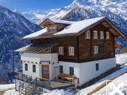 Bauernhaus mit Chalet und Nebengebäude in den Alpen am Fuße des Großglockner