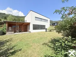 Modernes Wohnhaus mit Blick in die karnischen Alpen