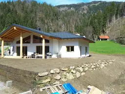 Neuwertiges Holzmassiv-Wohnhaus mit Wohlfühlatmosphäre - in Fertigstellung