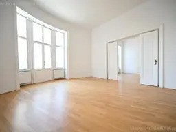 helle Altbauwohnung, 3 Zimmer, 1 Bad, 1 WC, Klopfbalkon - 5 Jahre befristet